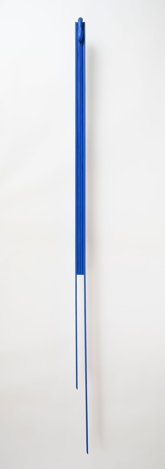 近藤竜男〈Honging Sculpture〉, 木・アクリル, 高さ 300.5, サトウ画廊個展, 1969