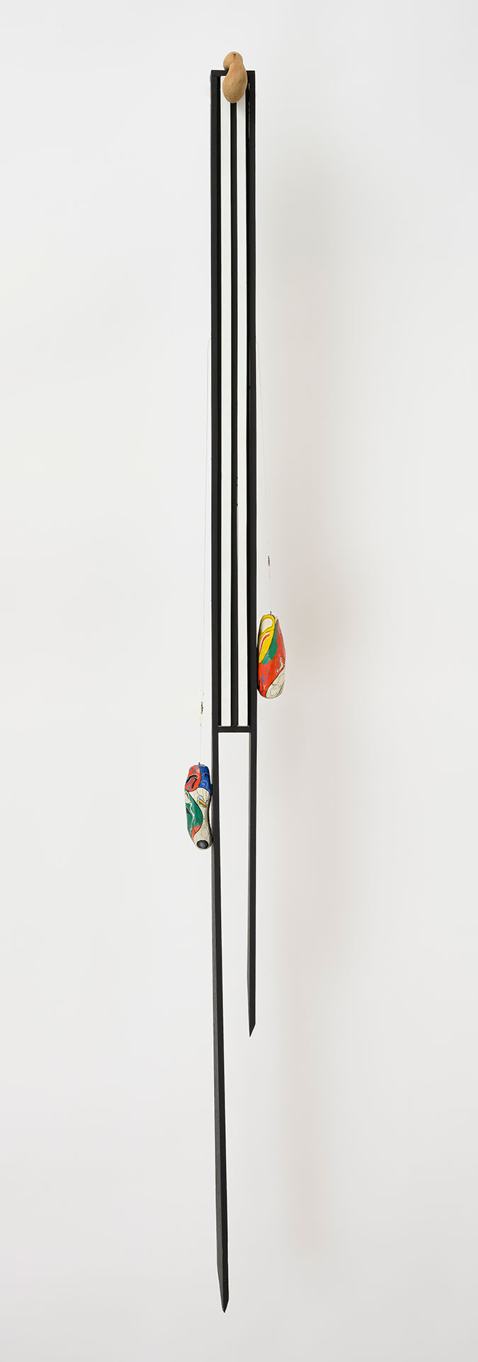 近藤竜男〈Honging Sculpture〉, 木・アクリル・ナイロン紐, 高さ 176.5, サトウ画廊個展, 1967